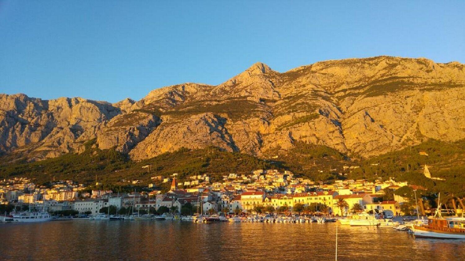 Apartment Denis - Great Location & Large Terrace Makarska Bagian luar foto